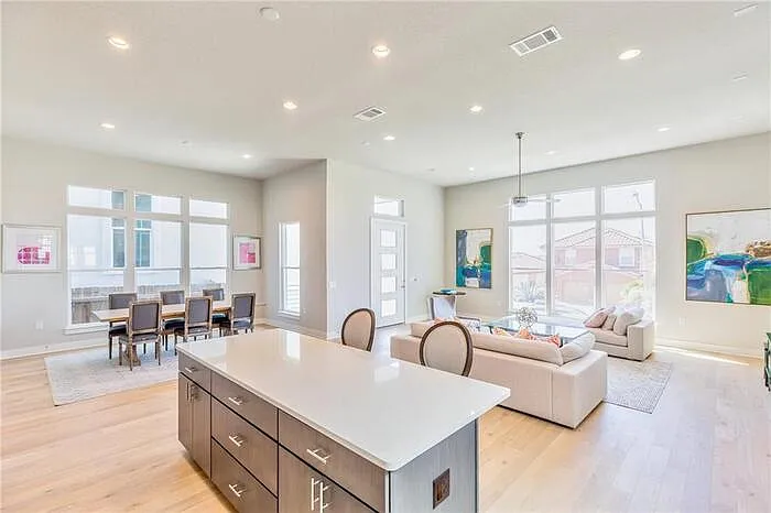 3 bed, 2.5 bath, 2239 sqft, $3,200 — Photo 4