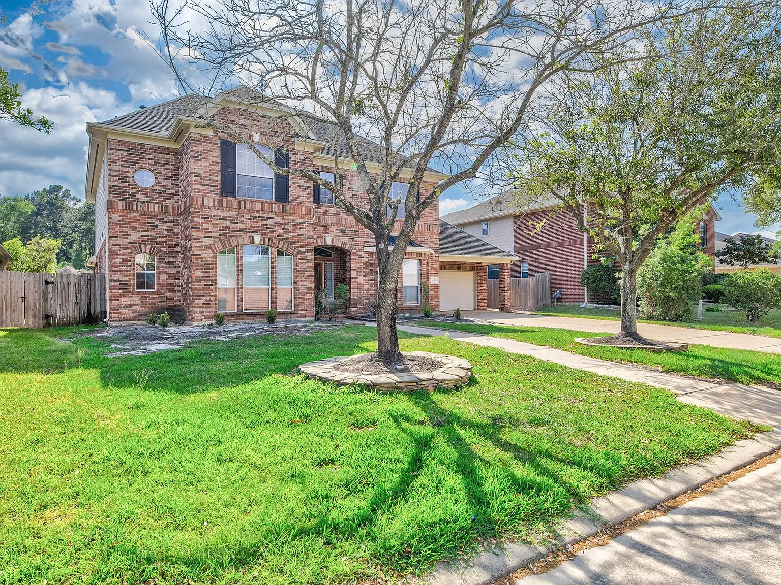 4 bed, 3.5 bath, 4347 sqft, $2,700 — Photo 2