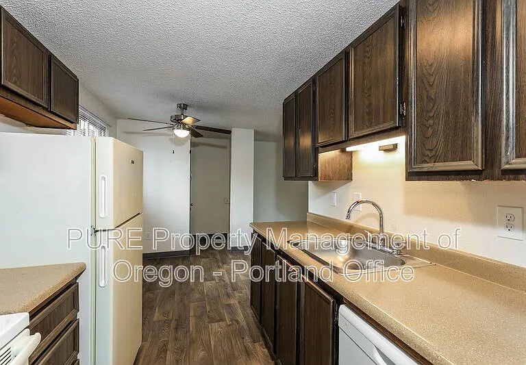 Parkway Garden — Photo 96