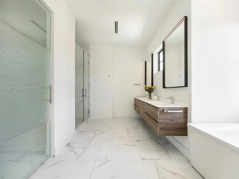885 NE 76th St — Photo 32