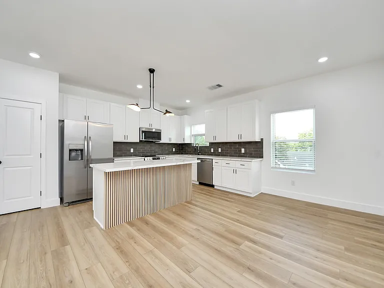 801 E 32nd 1/2 St #B — Photo 16