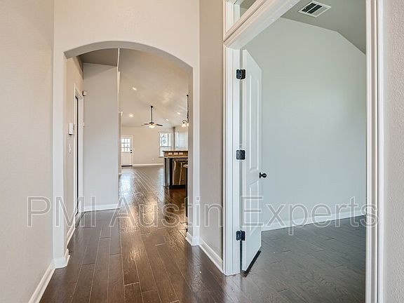 4th image of 137 Briar Park Dr