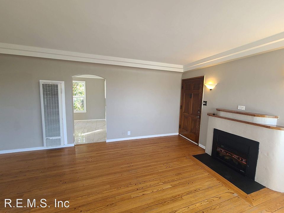 1st image of 1830 W 70th St