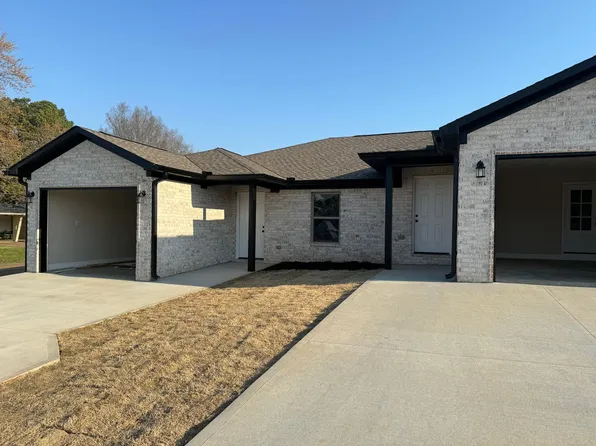 Nestled Tri-Plex in the Heart of Greenfield, TN