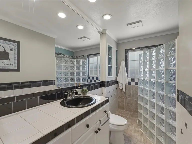 502 N Main St — Photo 14