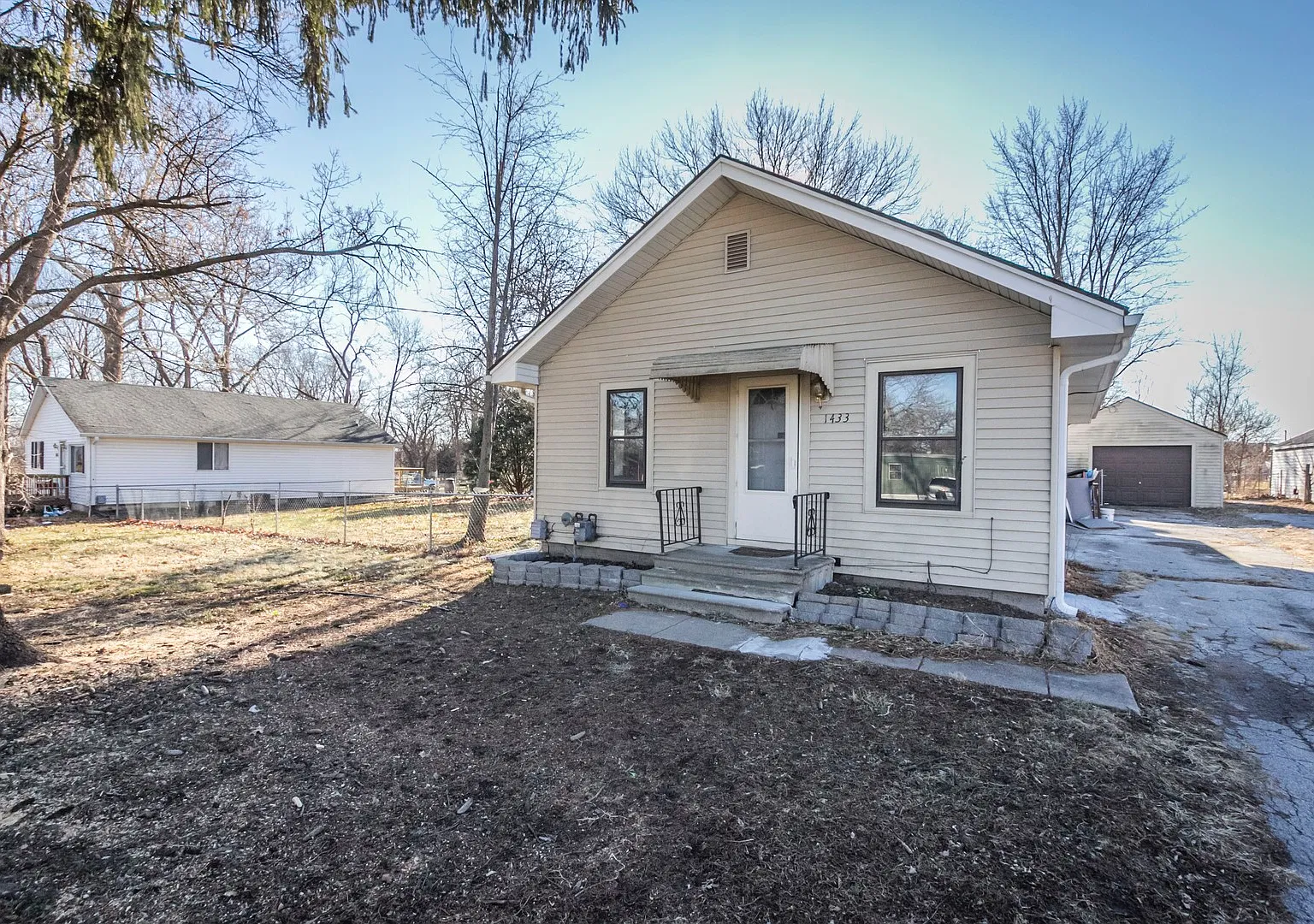 Move in Special - 2 bedroom 1 bath home — Photo 2