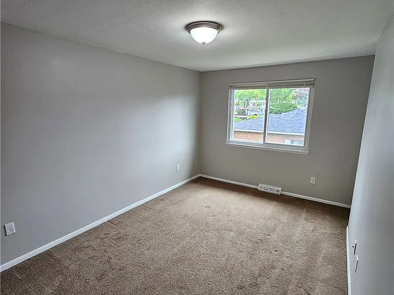 83 Sprague Rd — Photo 9