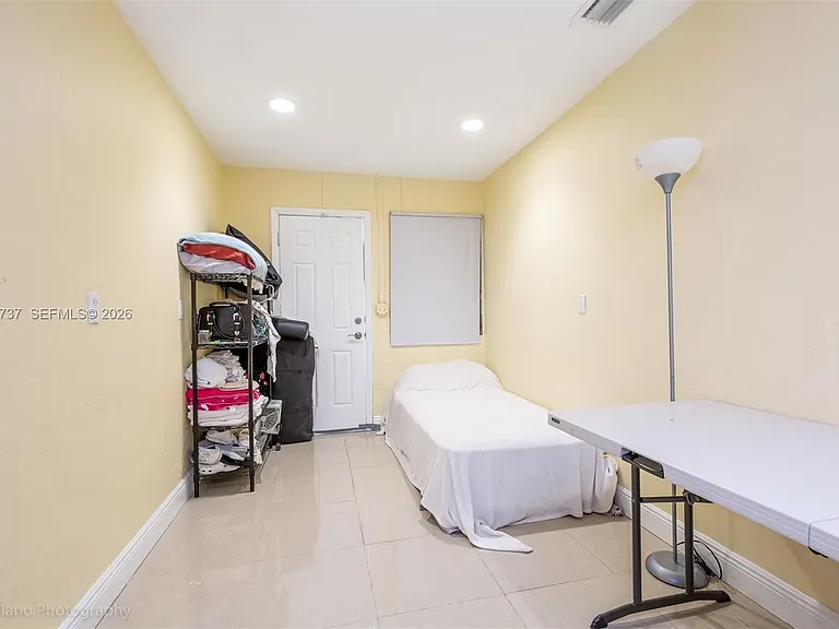 437 Holiday Dr — Photo 16