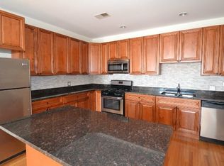 914 W Belmont Ave #THREE, Chicago, IL 60657