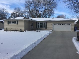3915 Clearview Dr, Cedar Falls, IA
