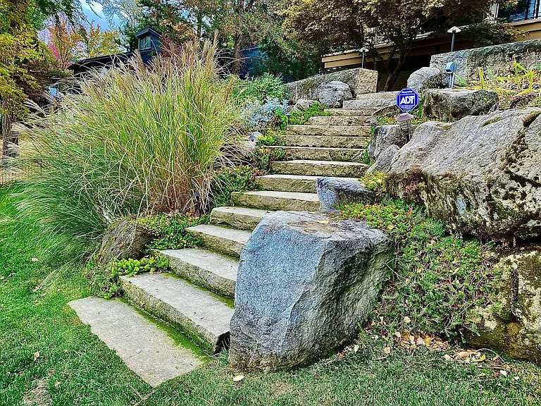 306 E Curling Dr — Photo 3