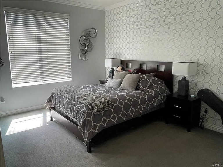 Large size Main Bedroom with natural light