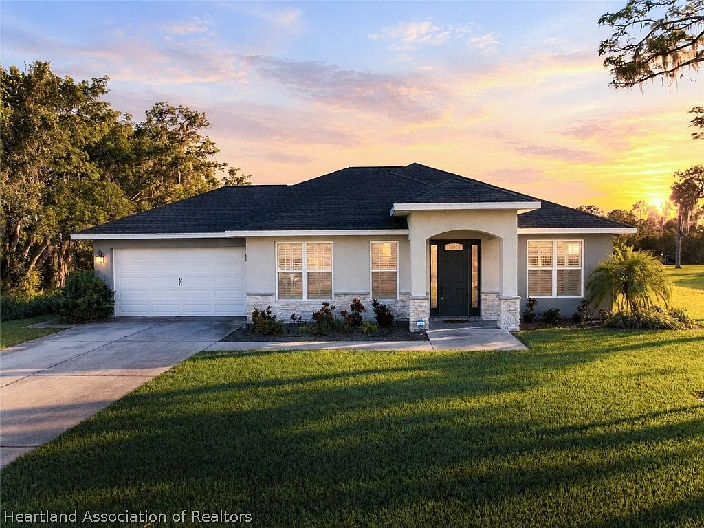 3 bed, 2.0 bath, 1740 sqft, $2,200 — Photo 1
