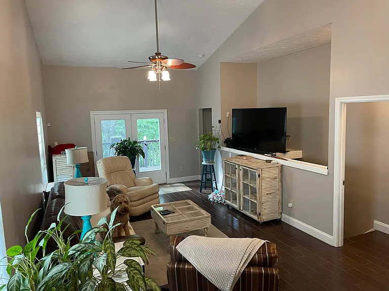 302 Williamsburg Ln — Photo 3