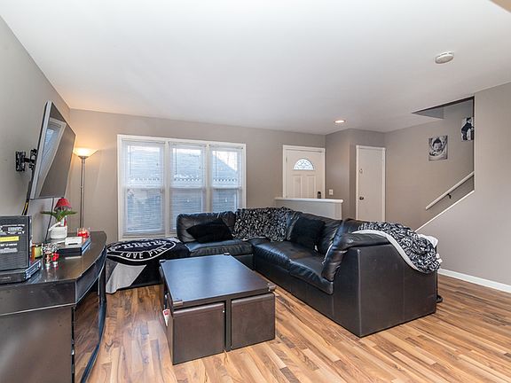 4th image of 242 Applewood Ln
