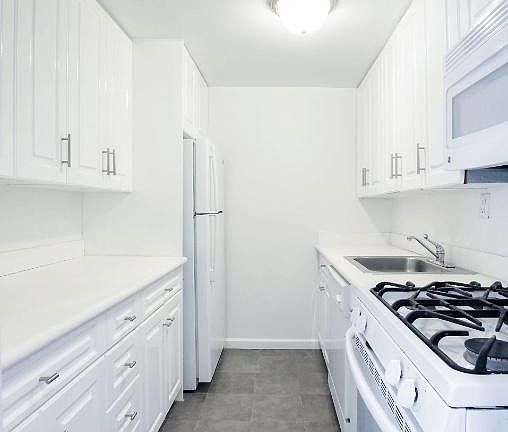 5th image of 201 E 12th St APT 509