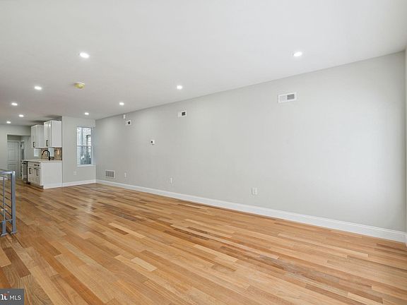4th image of 2421 Oakford St