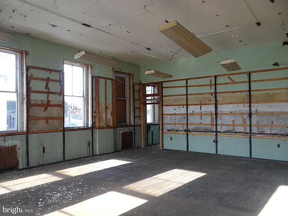 5th image of 418 W Race St