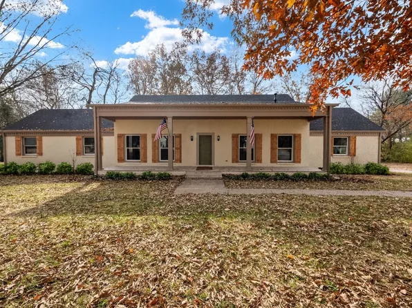 104 W Longview Dr, Portland, TN 37148