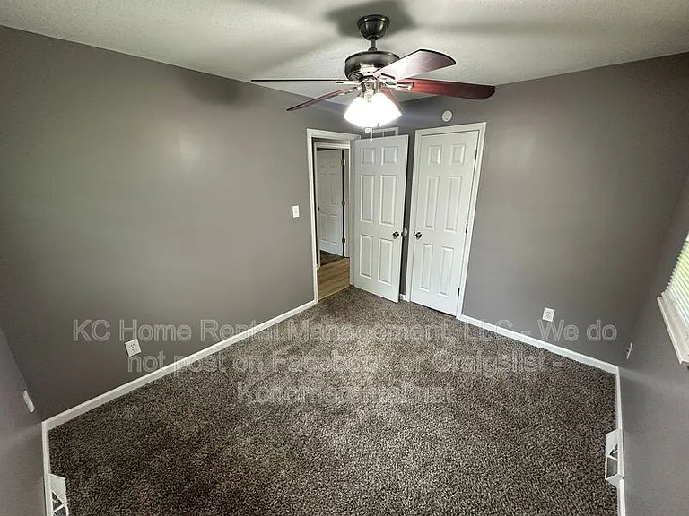 424 NE Lakeview Dr — Photo 18