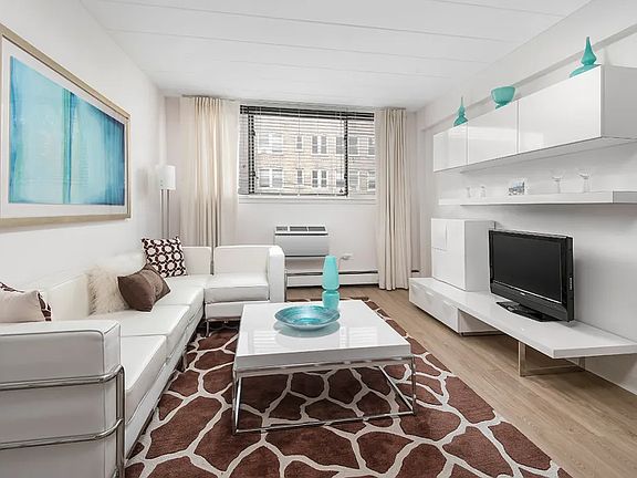 2nd image of 504 W Belmont Ave #9B