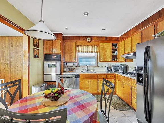 5th image of 1555 E 49th St
