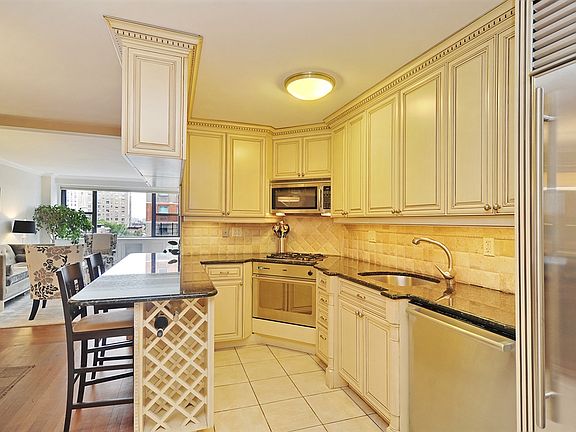 5th image of 115 E 9th St APT 9H