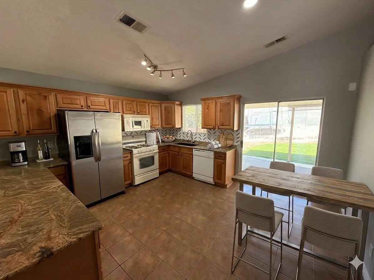 3 bed, 1354 sqft, $2,000 — Photo 3