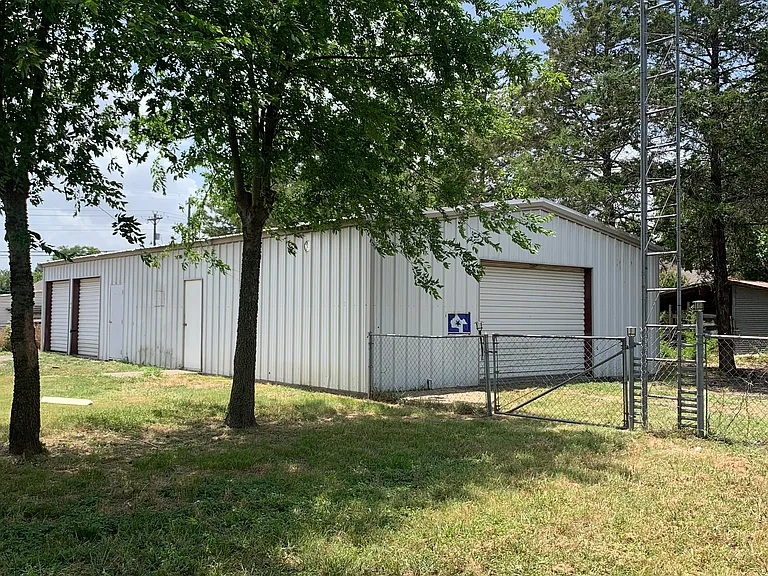 30x60 SHOP 
3 steel roll ups
2 walk in doors