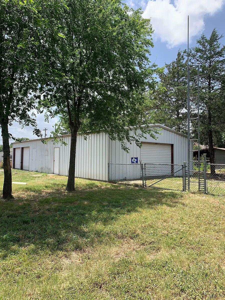 30x60 SHOP 
3 steel roll ups
2 walk in doors - 205 Randolph St
