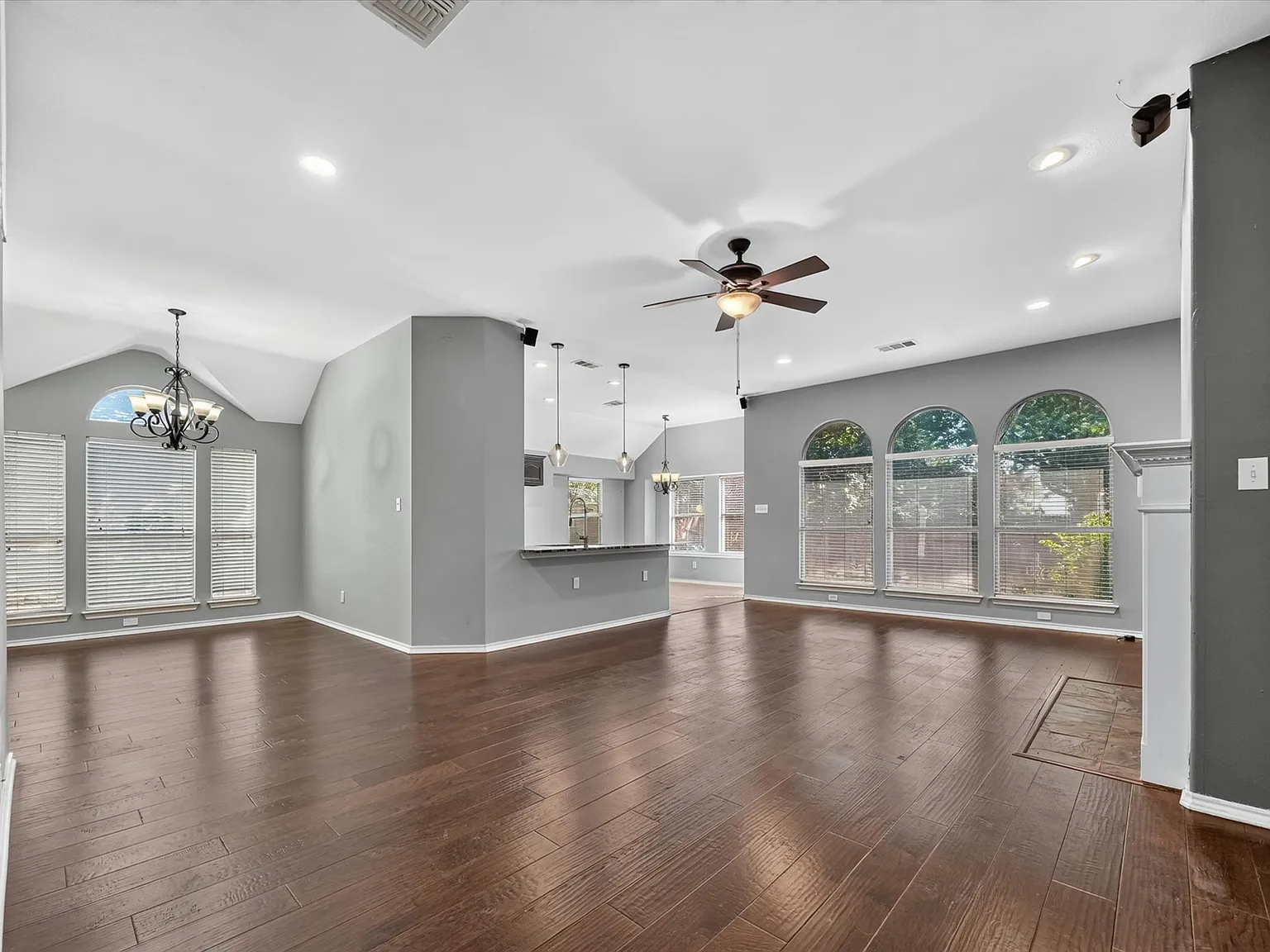 3 bed, 1887 sqft, $2,300 — Photo 4