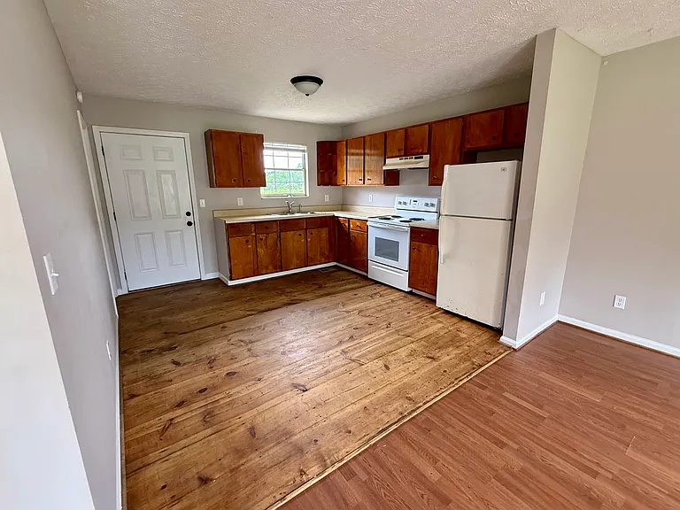 210 Crank Rd — Photo 2