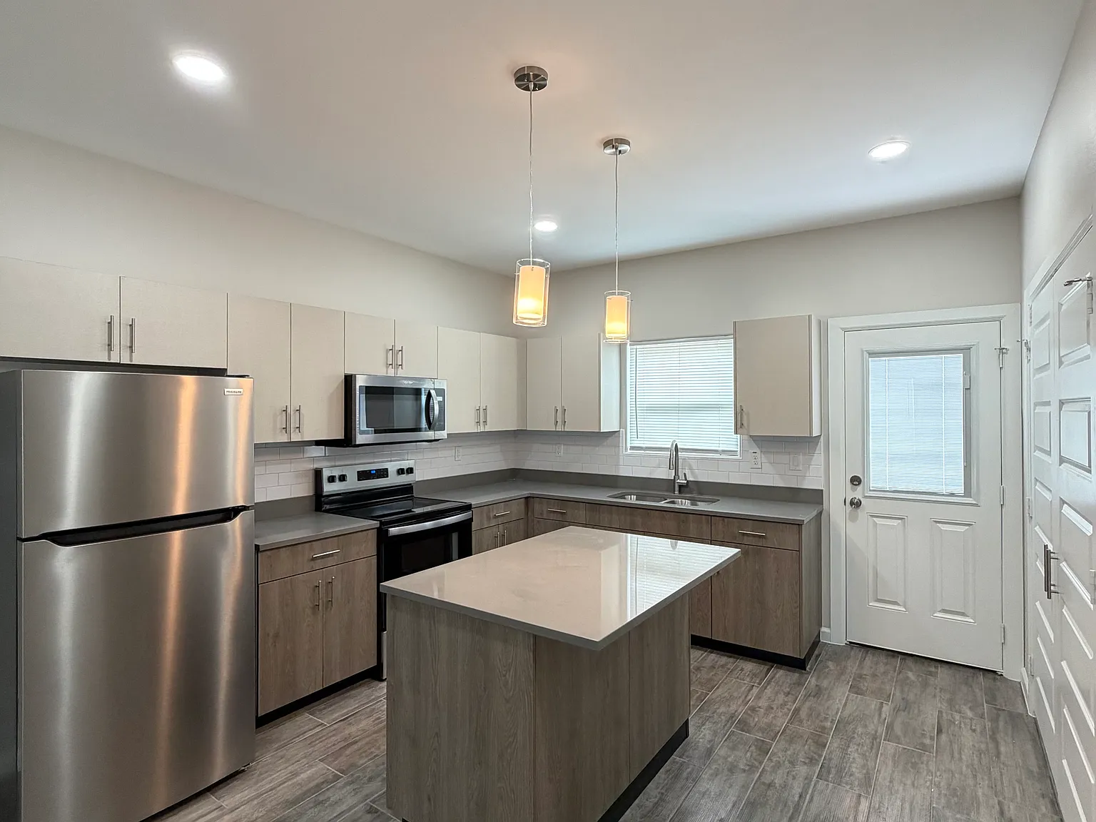 3 bed, 1081 sqft, $1,250 — Photo 3