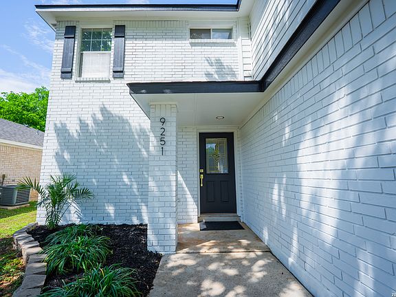 4th image of 9251 ENCINO VLG