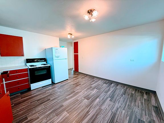 Nice size open kitchen!