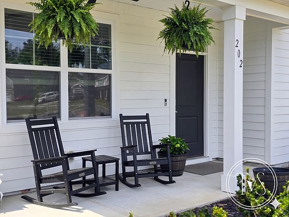 3rd image of 202 Sugar Pine Dr