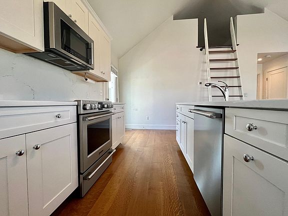 4th image of 195 Aquidneck Ave