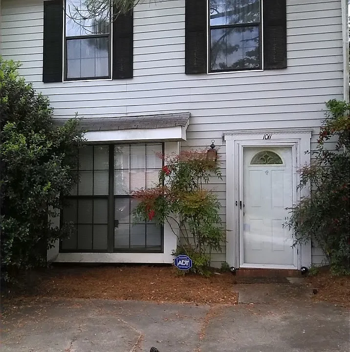 1011 Windy Oaks Ct SE