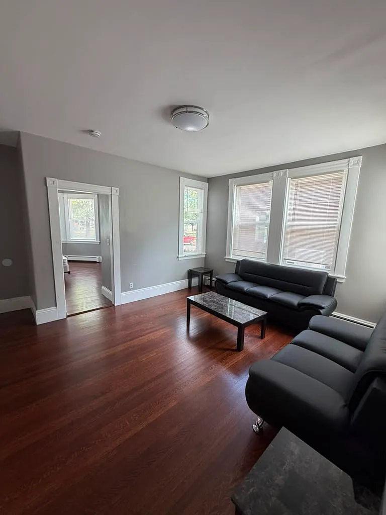 3 bed, 1000 sqft, $2,800 — Photo 1