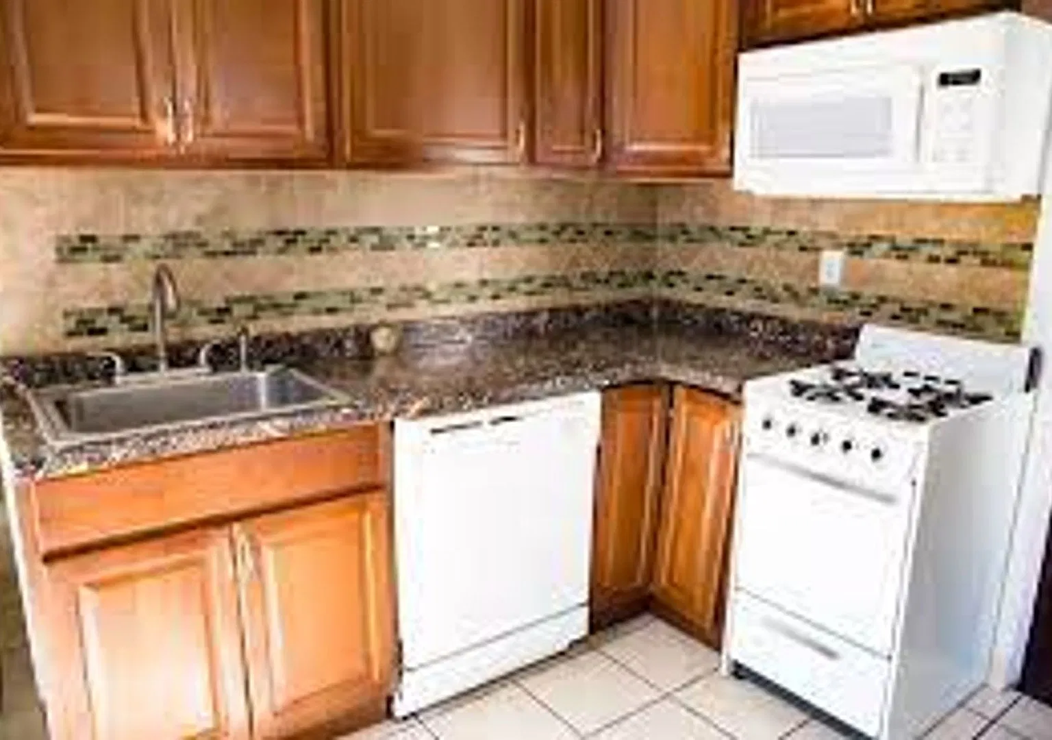 Spacious 6-Bedroom, 2-Bath Rental 524 8th Ave SE #2 — Photo 4