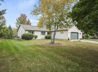 714 Cresthaven Dr, Cottage Grove, WI 53527