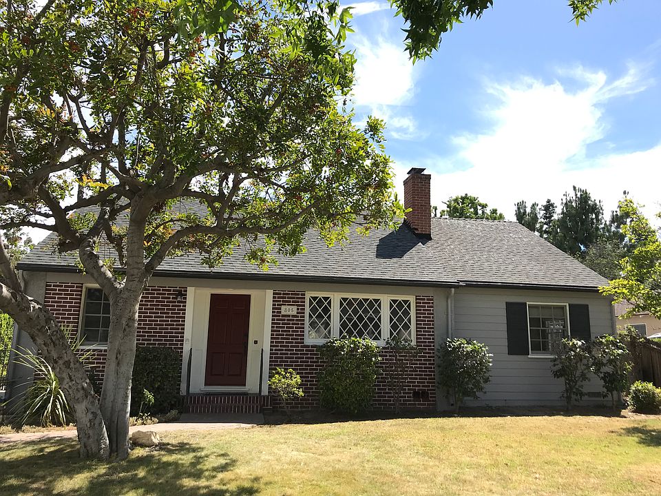 Beautifully maintained garden and exterior. Trees trimmed last fall so no wind damage.