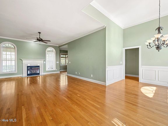 4th image of 304 Island Cove Court