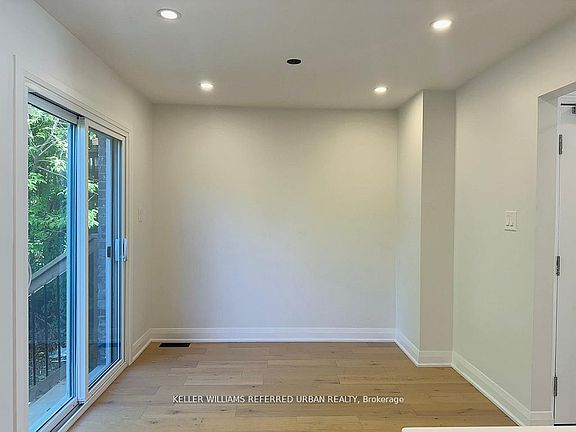 4th image of 906 Marinet Cres