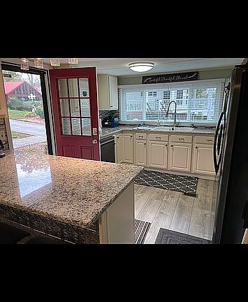 3rd image of 166 Lakeshore Cir