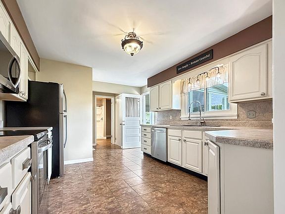 2nd image of 1008 Columbus Cir S