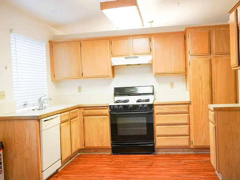 2336 Honeysuckle Way — Photo 5