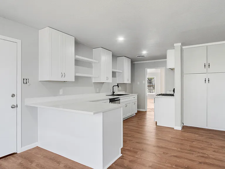 1232 W Beddell St — Photo 2