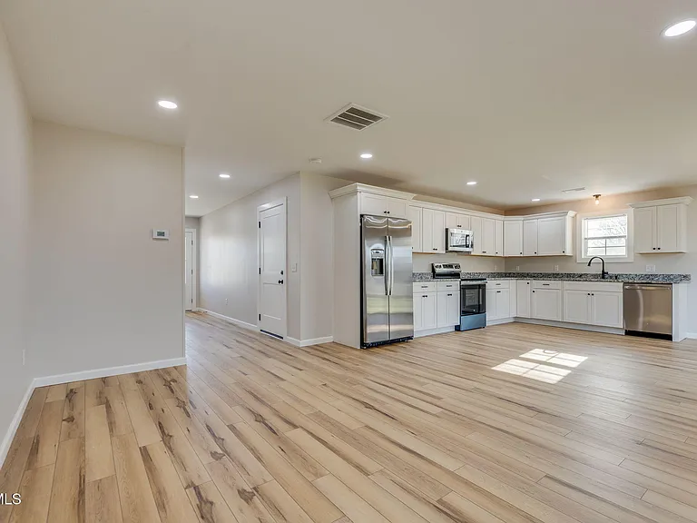 300 Robin Hood Ln — Photo 7