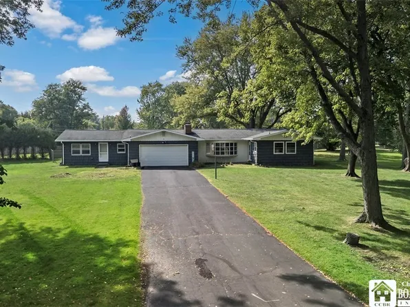 26 Middlesex Dr, Fredonia, NY 14063